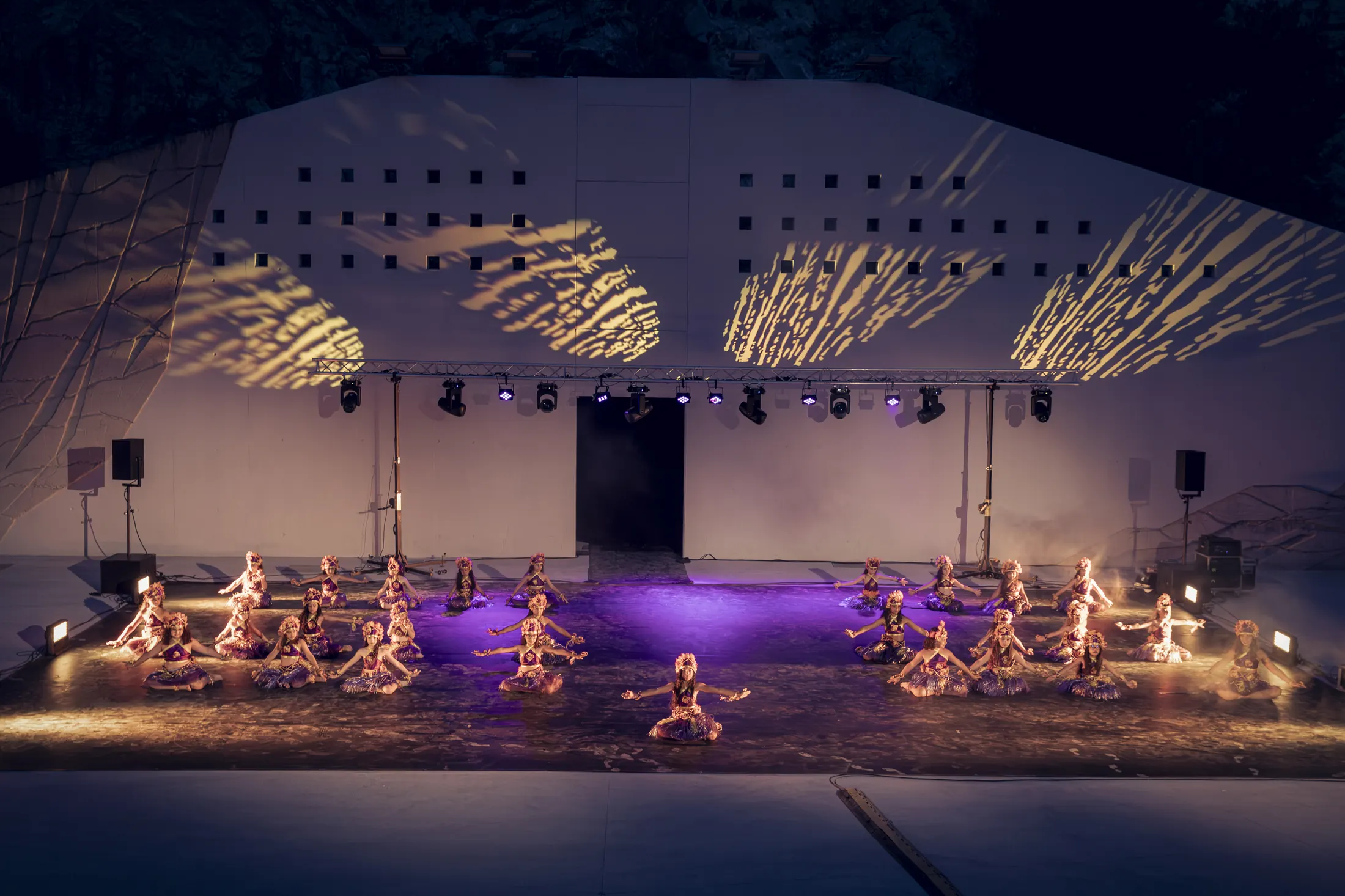 Tableau de groupe au Gala de Danse de la MJC Plan-de-Cuques — photographe événementiel PACA