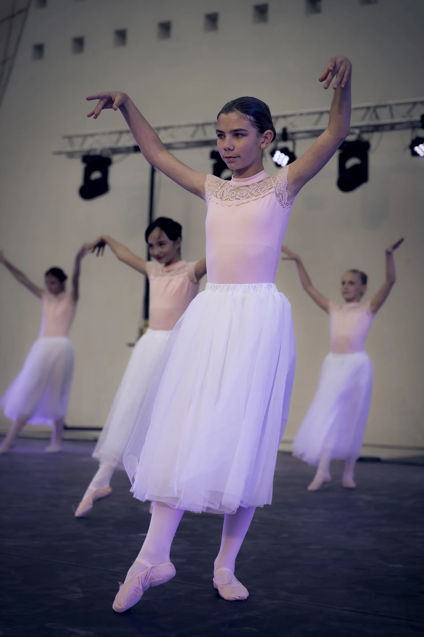 Danseuse classique pendant le Gala de Danse MJC Plan-de-Cuques — photographe danse Marseille