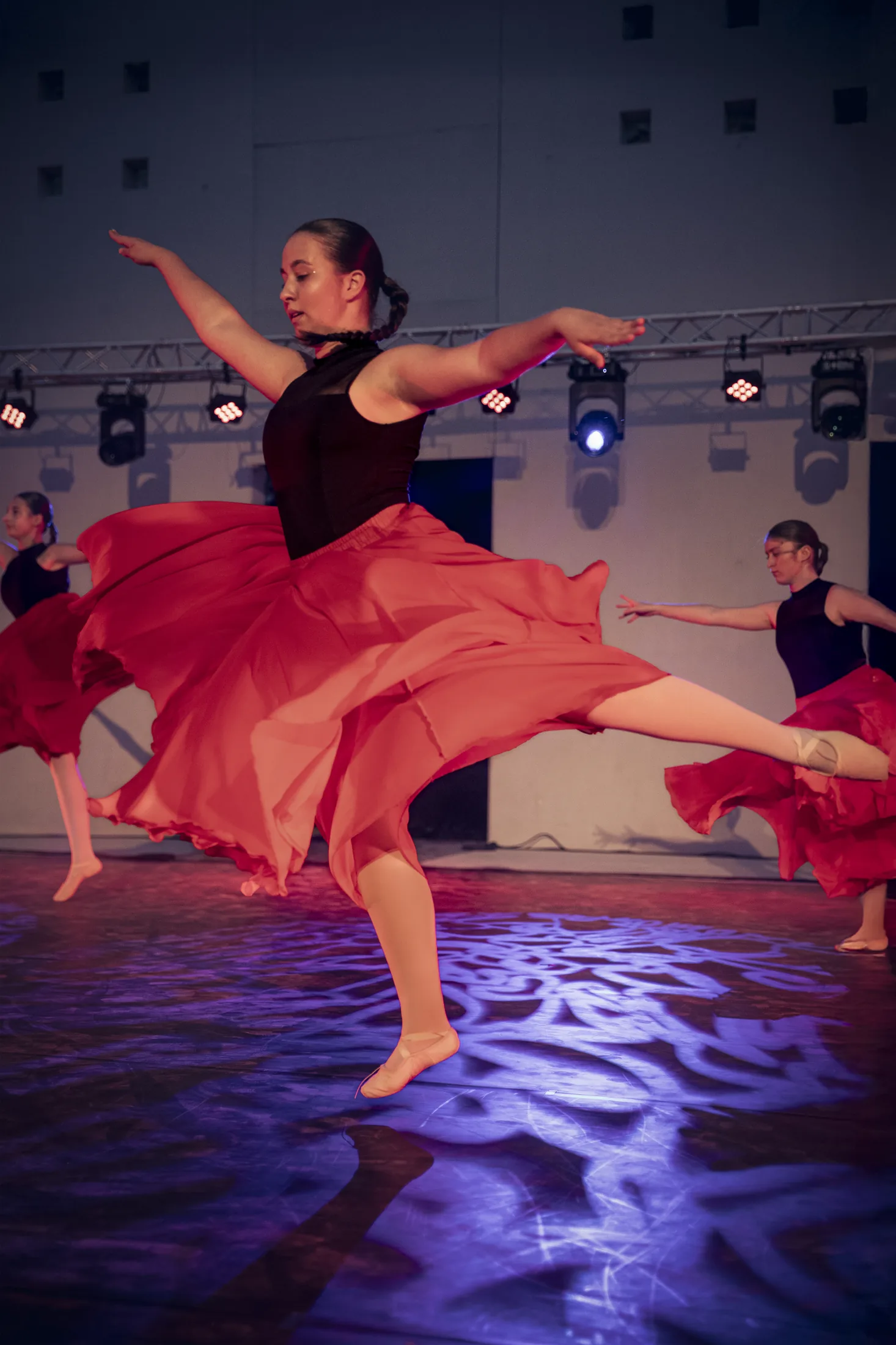 Danseuse en robe rouge sur scène — reportage photo gala de danse Allauch