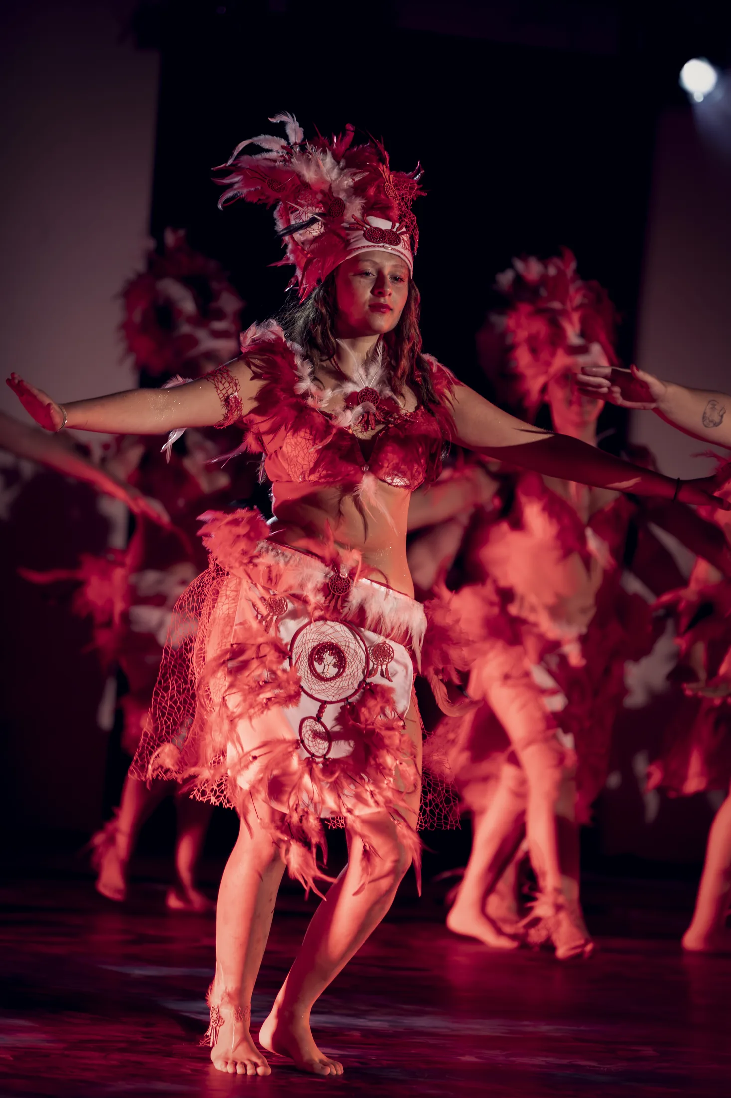Tableau de danse avec costumes rouges — Gala MJC Plan-de-Cuques