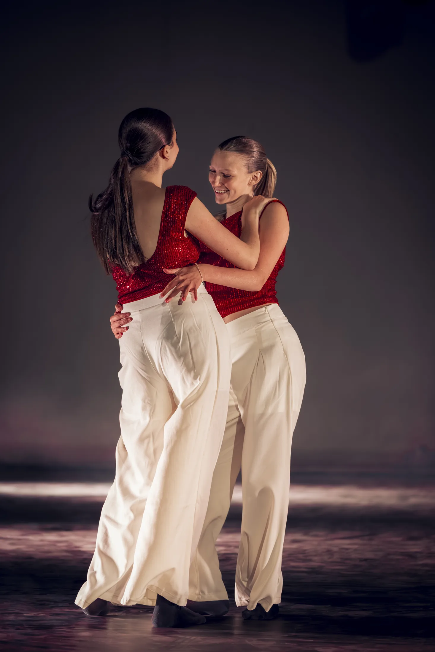 Duo de danseuses sur scène — photographe événementiel Allauch