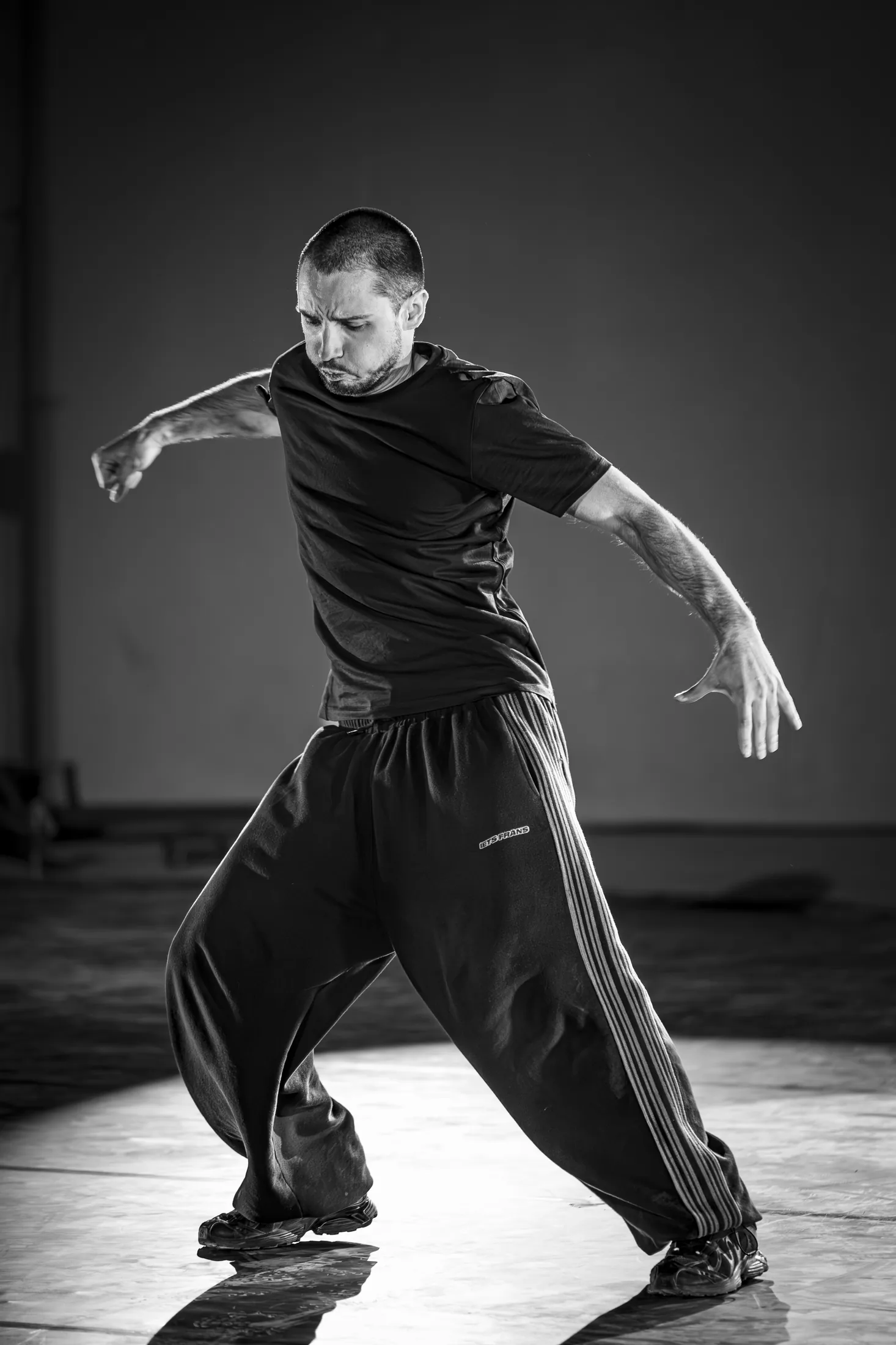 Danseur sur scène en noir et blanc — reportage photo spectacle de danse