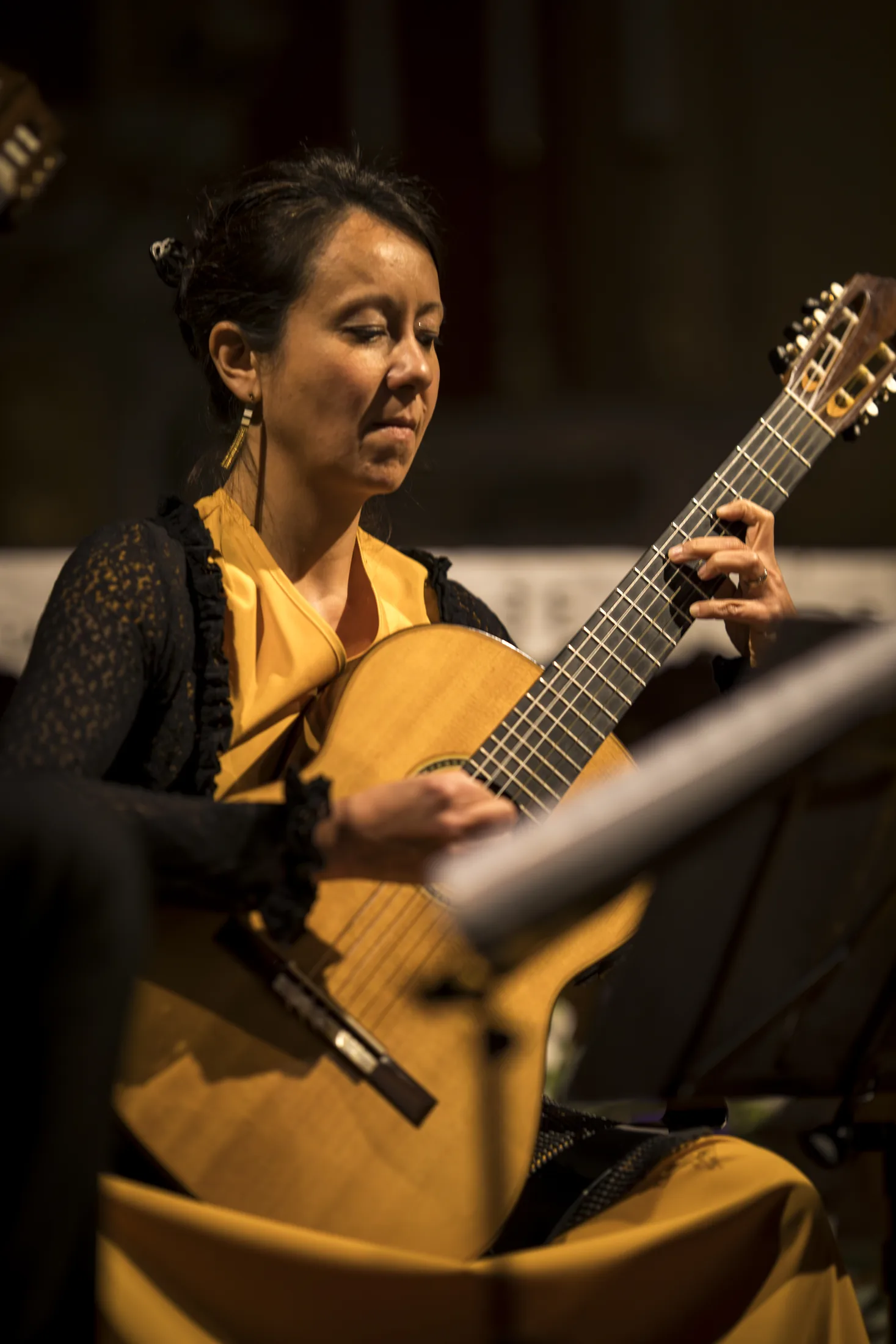 Musicienne du Quatuor Tastiera à la guitare — concert classique Aix-en-Provence
