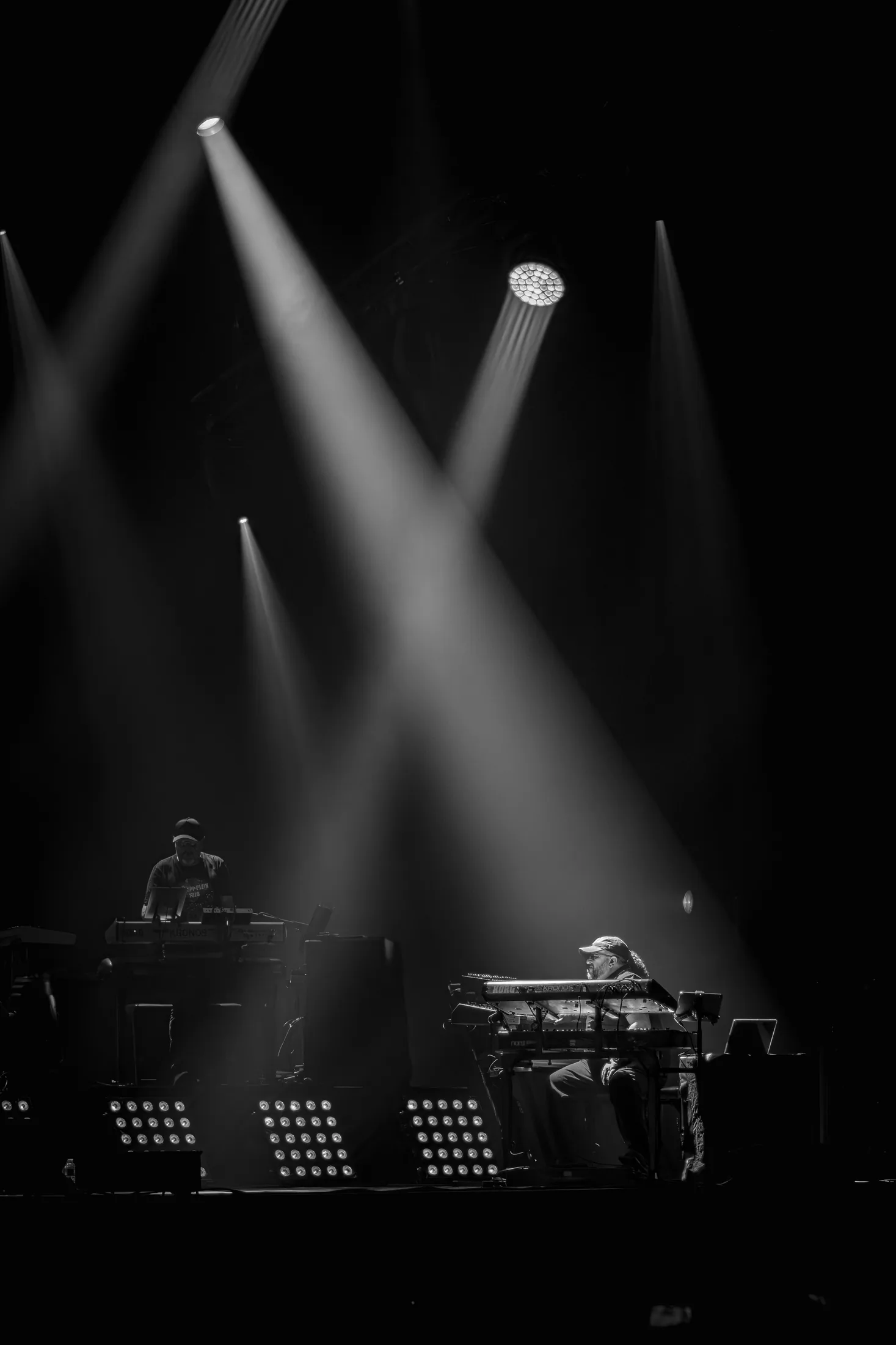 Silhouette et faisceaux lumineux pendant le concert de So Floyd