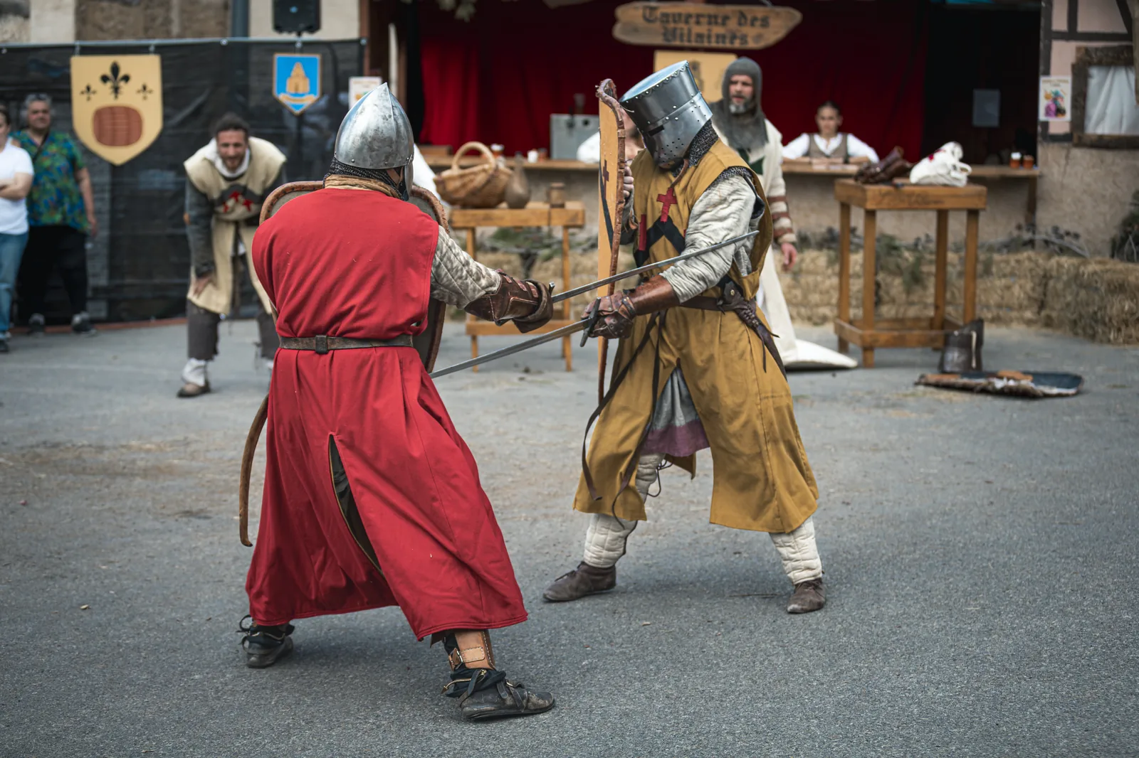 Combat épées festival médiéval événementiel — Pictured Life