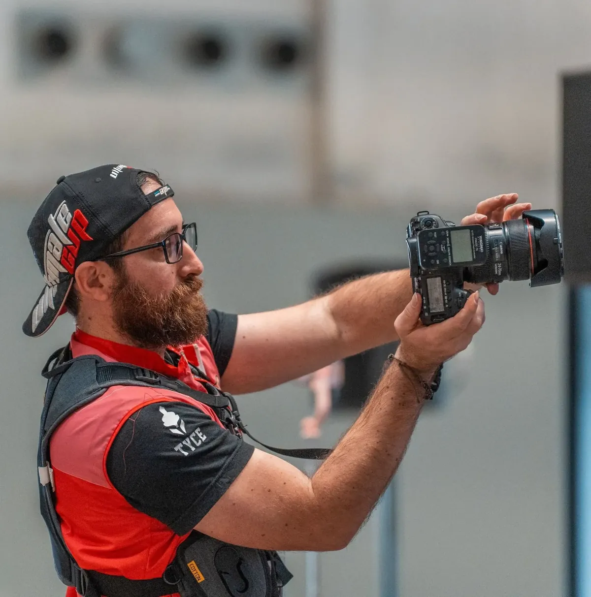Régis Ghibaudo photographe freelance Marseille en action avec son Canon